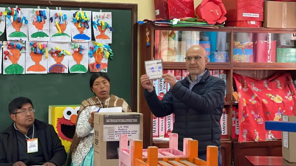 Lupo emite su voto en La Paz, este domingo. Foto: RRSS del candidato 