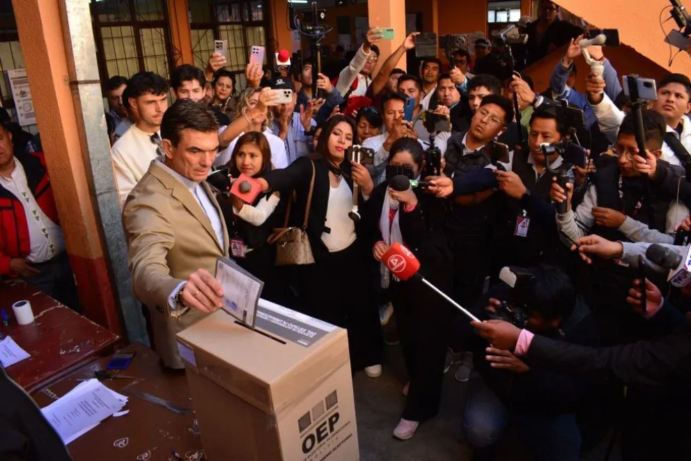 Rodrigo Paz emite su voto en una unidad educativa de Tarija. Foto: Correo del Sur