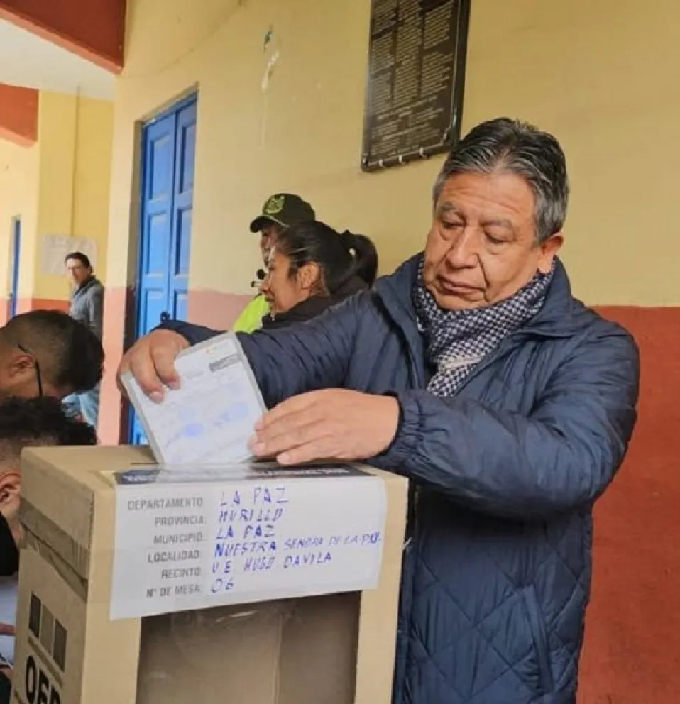 El vicepresidente del Estado, David Choquehuanca emite su voto en el colegio Hugo Dávila en Miraflores. Foto, Facebook David Choquehuanca