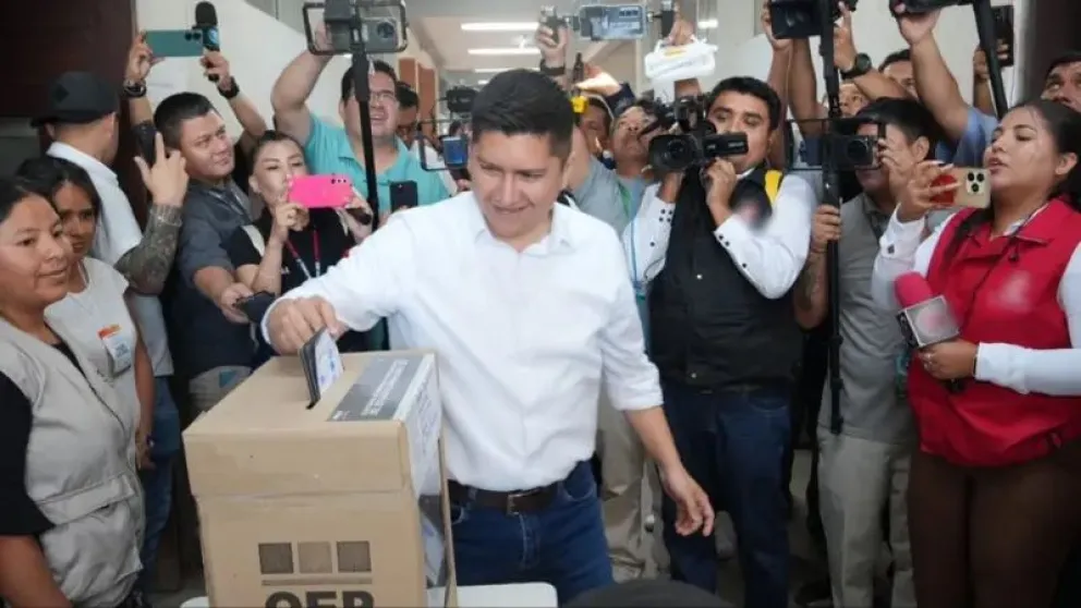 El candidato a la vicepresidencia, Juan Carlos Medrano que acompaña a Manfred Reyes Villa, emite su voto en Santa Cruz. Foto: Red Uno
