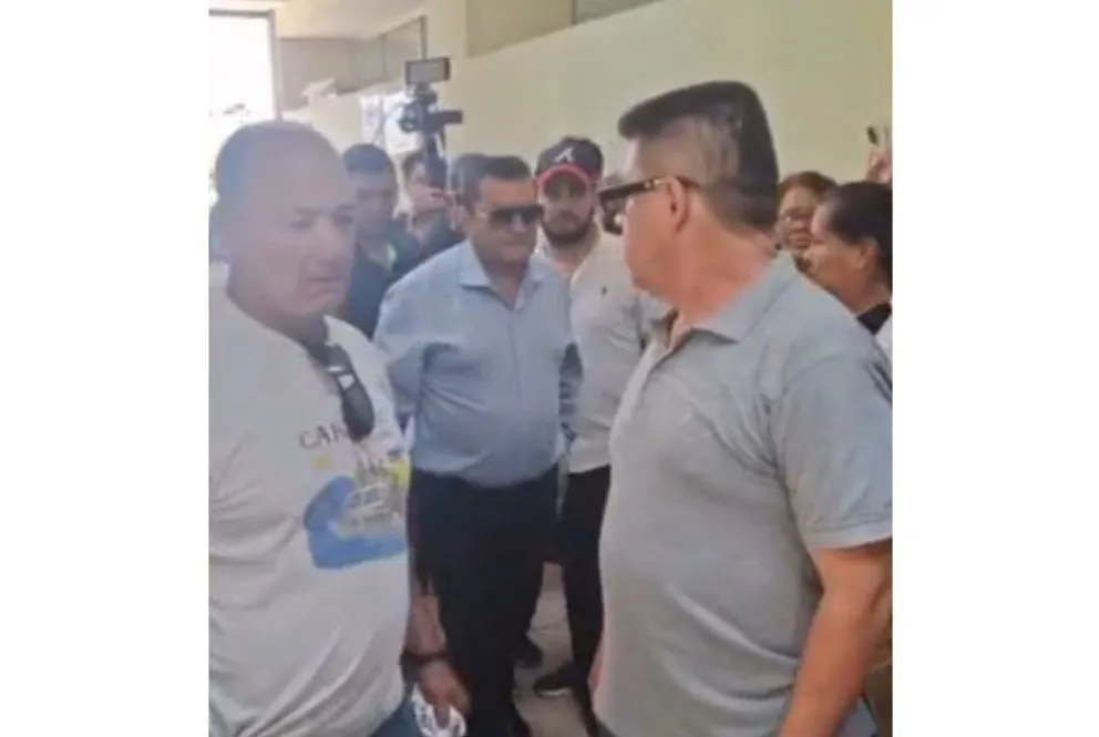 El alcalde durante la votación, mientras era asediado por una multitud. Foto: Captura rrss