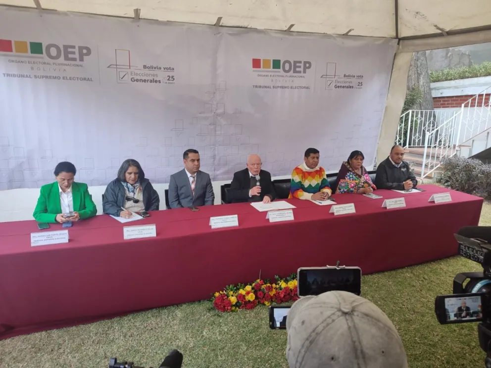 Vocales del TSE, en contacto con la prensa, este domingo. Foto. APG