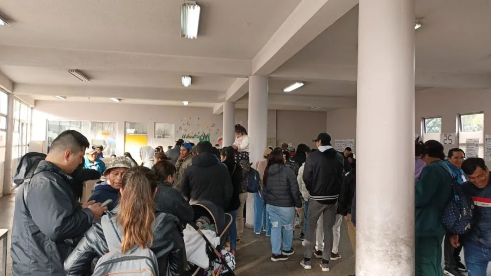 La votación de los ciudadanos bolivianos en Chile se desarrolla en la Escuela Bilingüe del Paraguay Foto: OEP