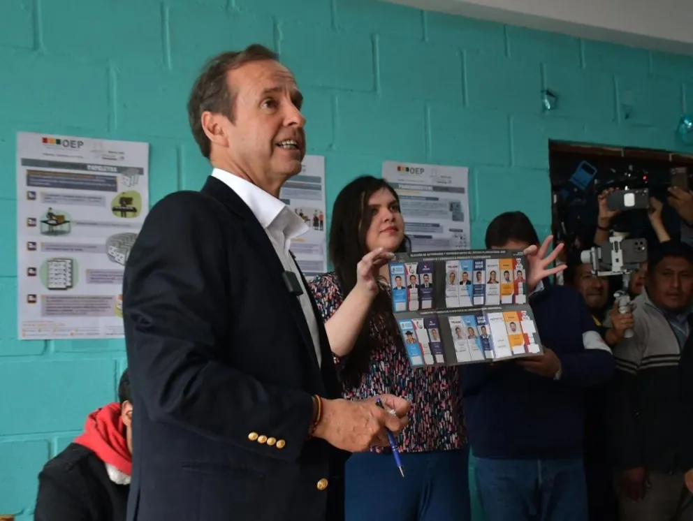 El candidato Jorge Tuto Quiroga en su mesa de votación. Foto: APG