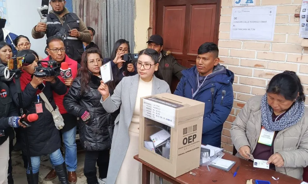 Eva Copa emite su voto en El Alto
