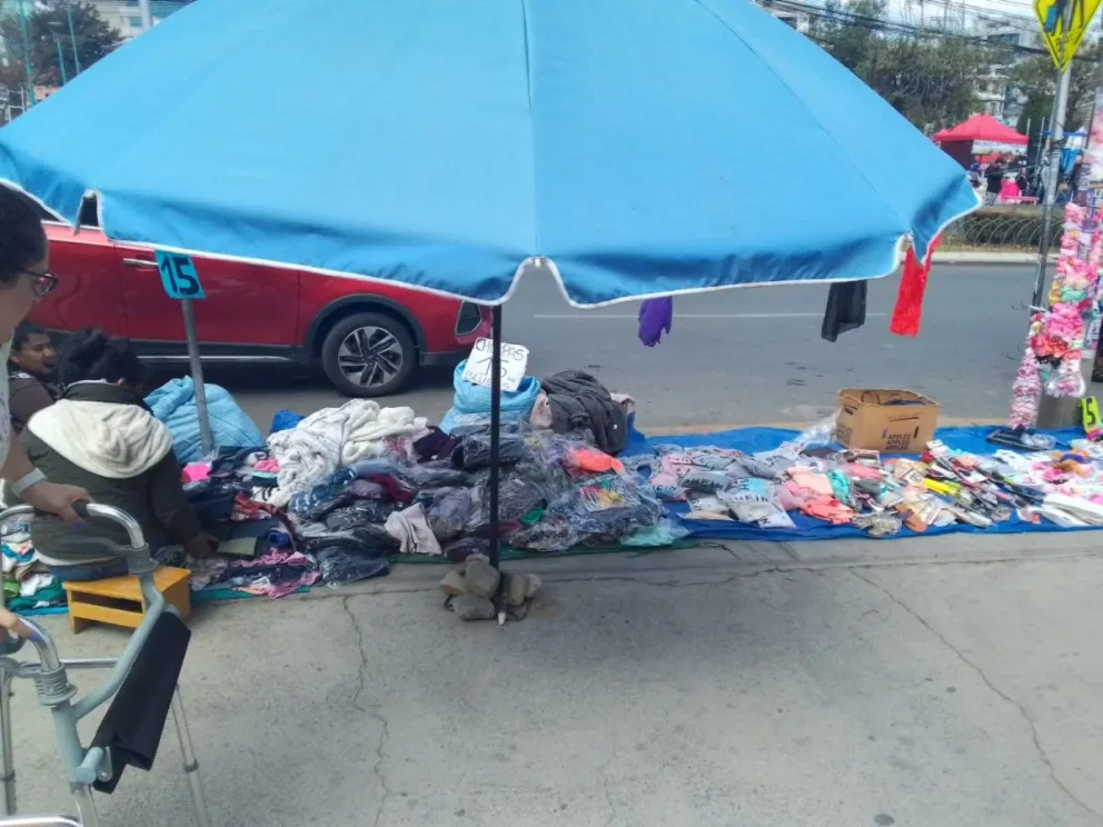 Puestos de ropa cerca del recinto electoral en la 21 de Calacoto. FOTO: Jorge Soruco / Visión 360