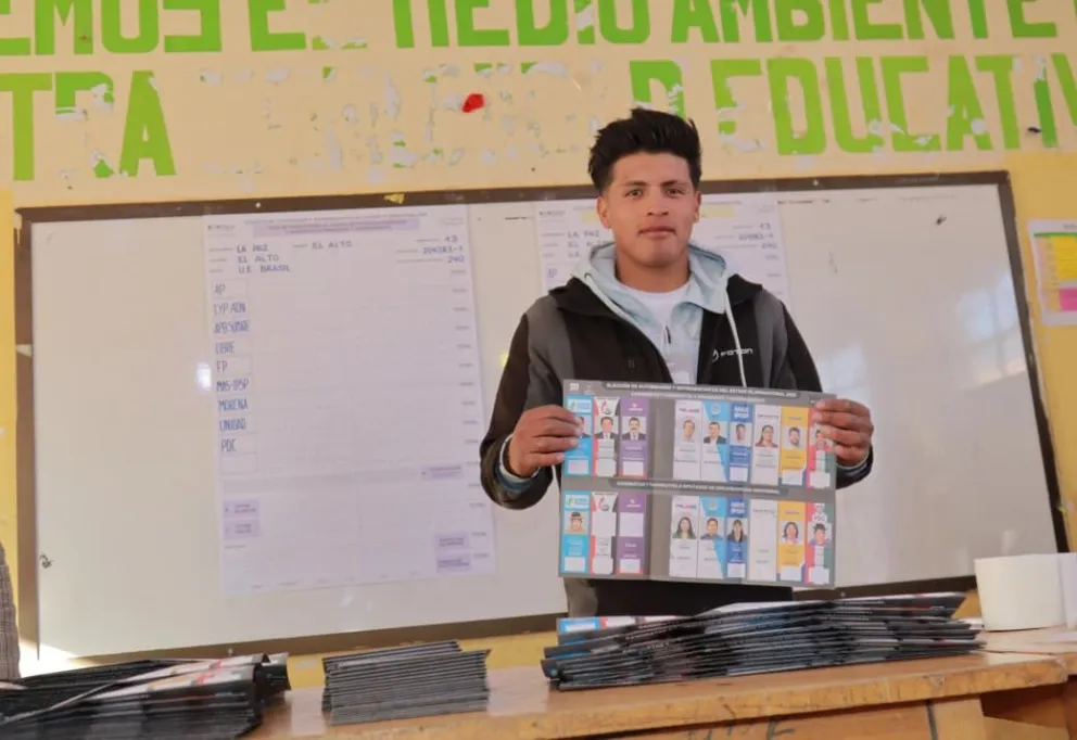 Un conteo en una mesa de La Paz este domingo. Foto: APG