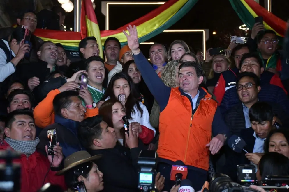 Rodrigo Paz celebra su primer lugar en las elecciones generales, acompañado por sus seguidores en el centro de la ciudad de La Paz. Foto: APG