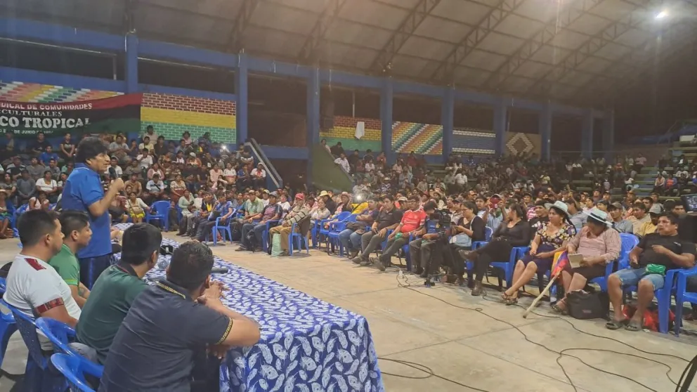 Evo Morales la noche de este domingo con sus seguidores. Foto: RKC