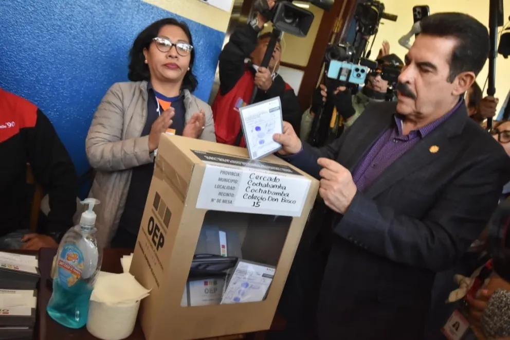 Manfred Reyes Villa emite su voto en un recinto en Cochabamba. FOTO: APG
