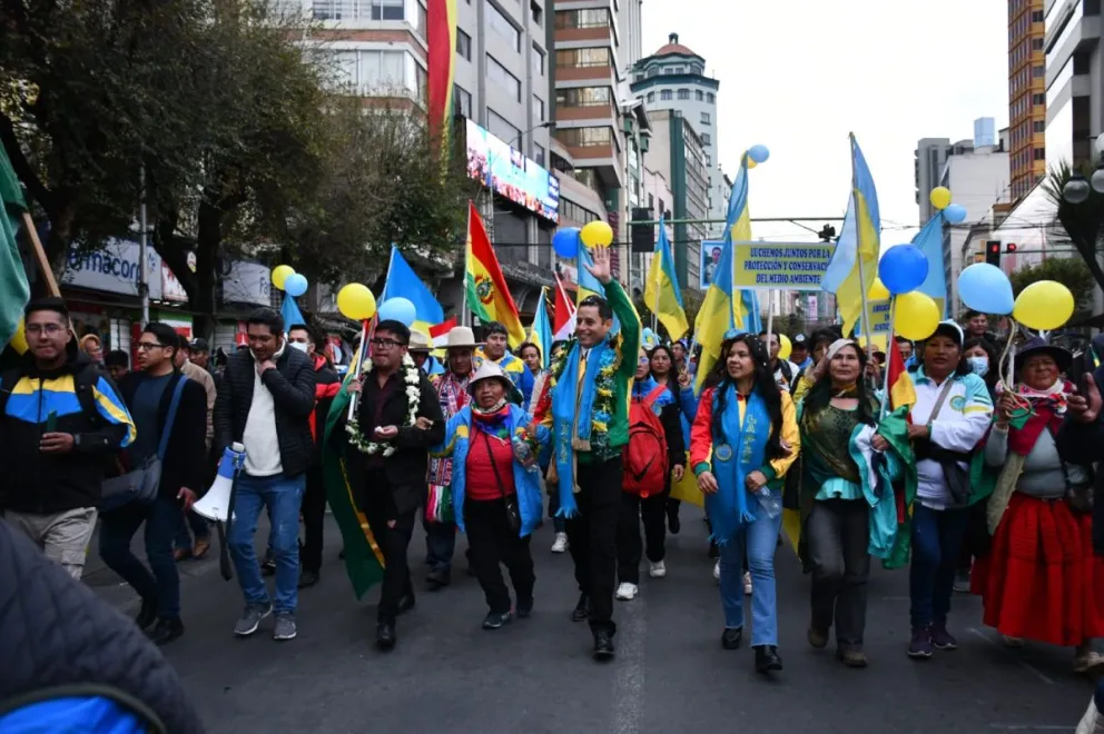 Lara en campaña junto a sus seguidores. FOTO: APG