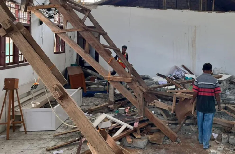 Los daños provocados en una iglesia por un terremoto el domingo en la isla indonesia de Célebes. Foto: EFE 