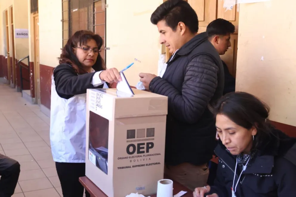 Un ciudadano vota en la ciudad de Oruro, este domingo. Foto: APG