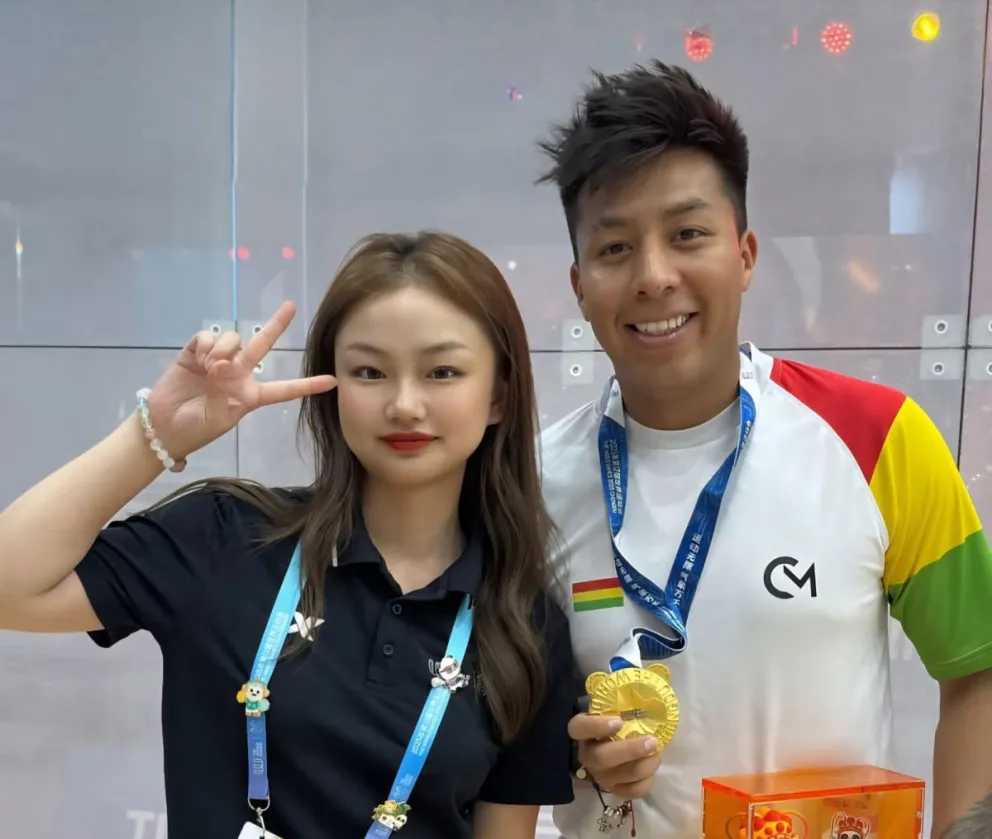 Moscoso con la presea dorada que ganó en los Juegos Mundiales. Foto: Conrrado Moscoso.