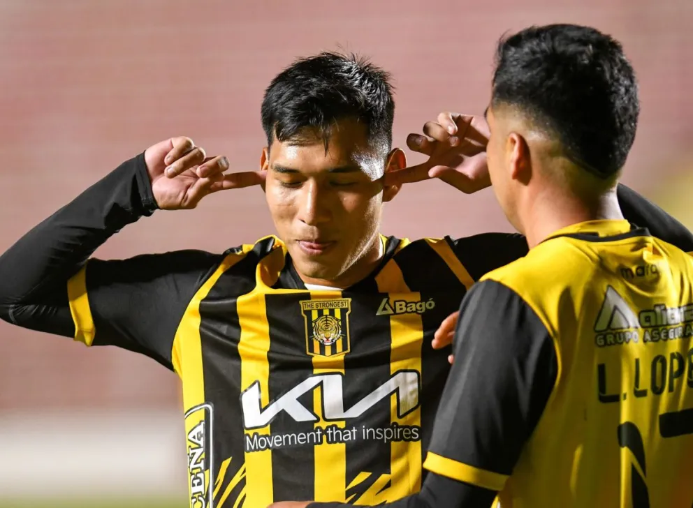 Jeyson Chura festeja uno de los goles que marcó para The Strongest. Foto: APG
