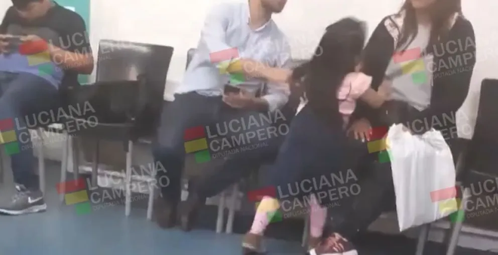 Captura de video donde se ve a Del Castillo a Cindy y a su hija.