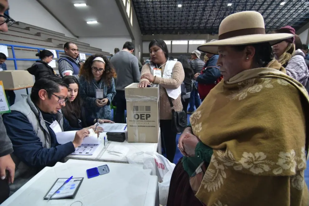 Personas votan durante la jornada de elecciones de este domingo. Foto: APG