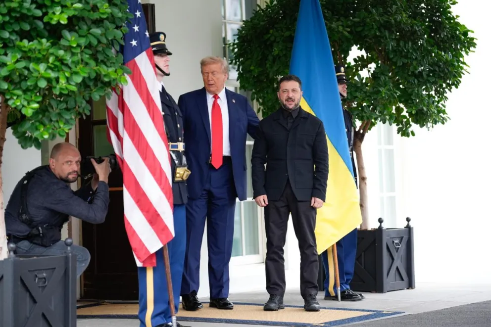 Donald Trump  saluda a su homólogo de Ucrania, Volodimir Zelenski antes de su reunión con líderes europeos en la Casa Blanca. Foto: EFE