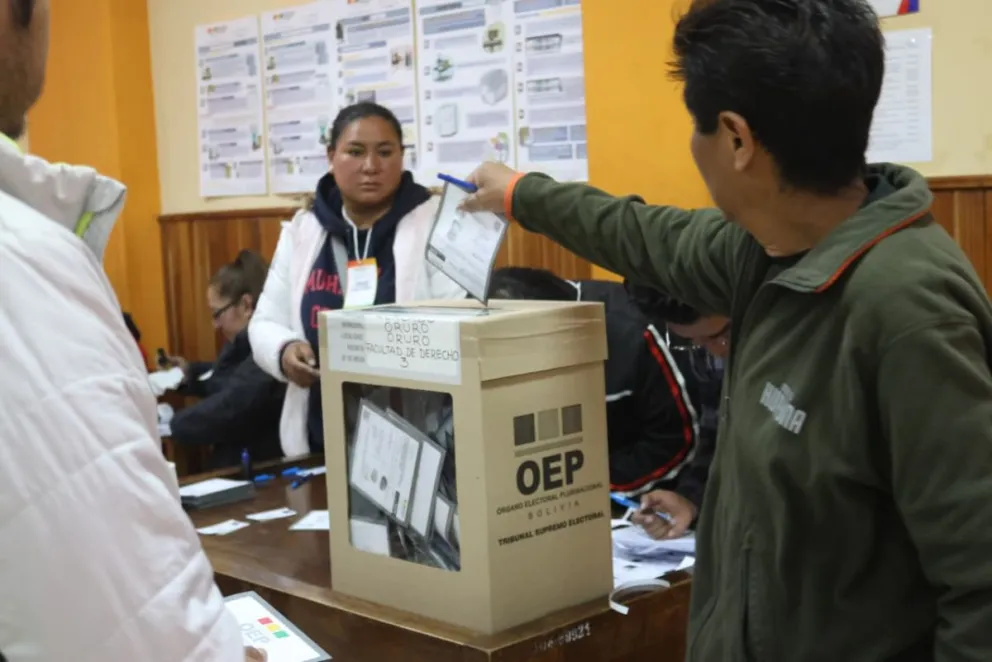 Una mesa de votación en Oruro, durante las elecciones del domingo. Foto: APG