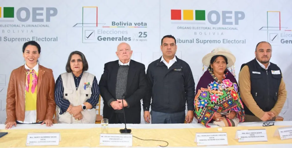 Seis vocales del TSE, Francisco Vargas, a la derecha de Oscar Hassenteufel. Foto: OEP