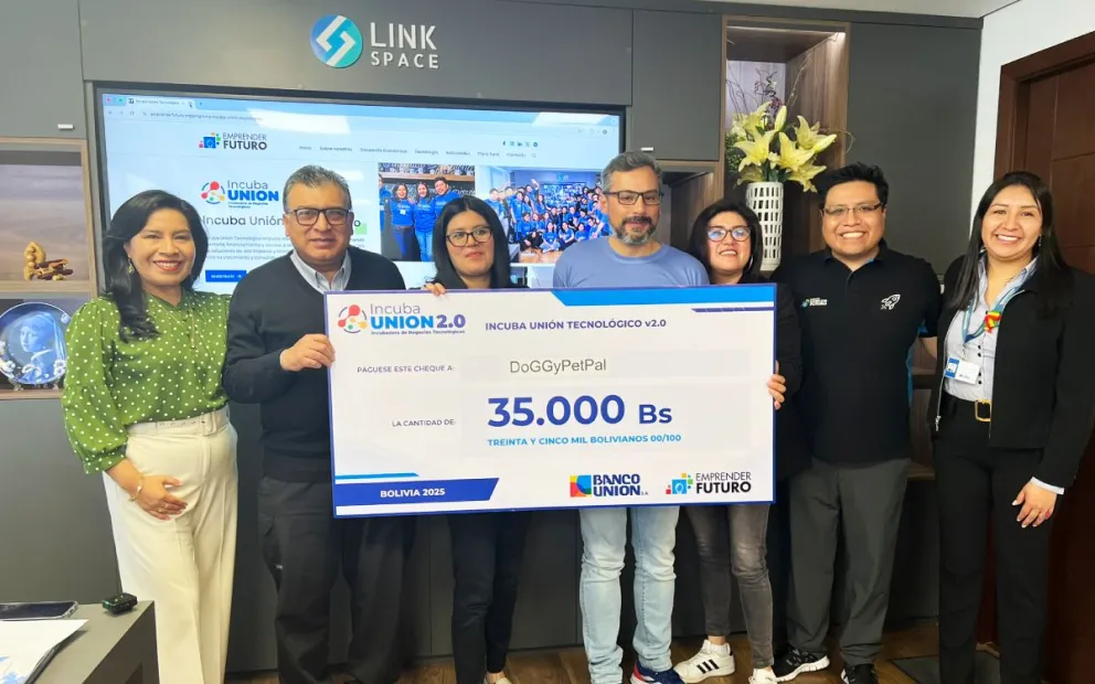 Los creadores de la startup DoGGyPetPal celebran la obtención del capital semilla junto a Allison Silva (izquierda vestida de verde). Foto: Fundación Emprender Futuro.
