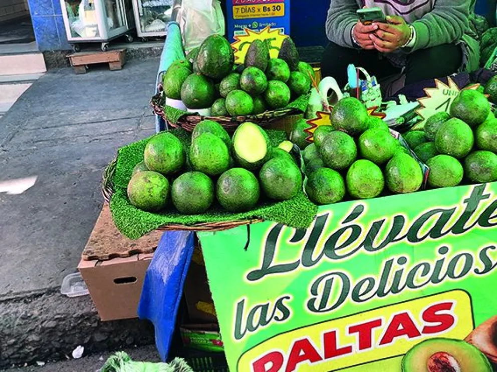 Paltas de distintas variedades peruanas que se venden en uno de los puestos que se asientan a ambos lados de la Max Paredes. FOTO: Jorge Soruco / Visión 360