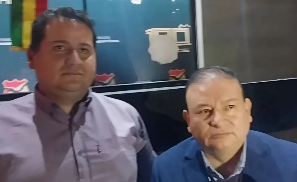 Klaus von Lanwust (izq.) y Gastón Uribe de la Federación Boliviana de Fútbol. Foto: captura de pantalla