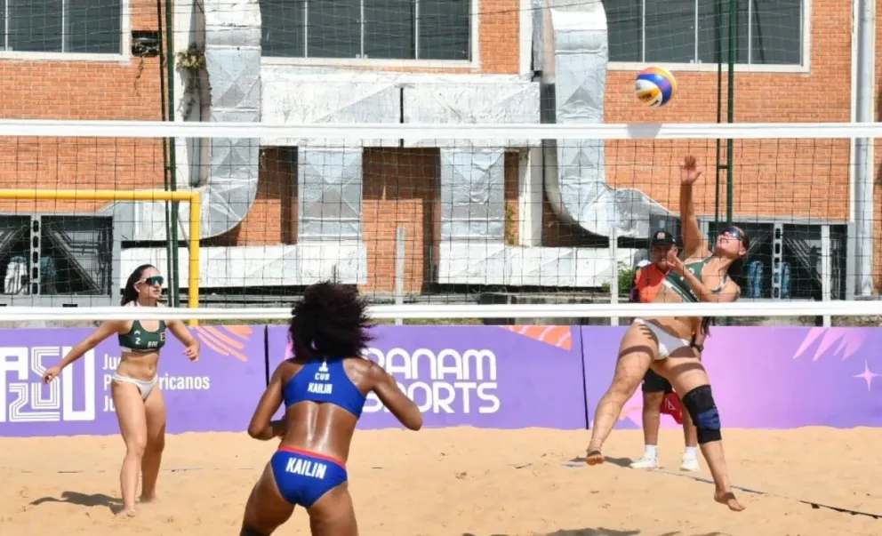 La dupla femenina (de frente) en su partido contra Cuba. Foto: COB.