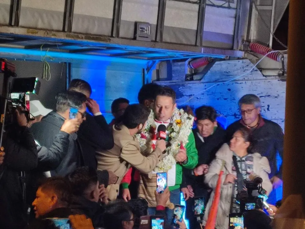 Lara habla con los medios durante el mitin en el Faro Murillo de la ciudad de El Alto. FOTO: Paulo Lizárraga / Visión 360
