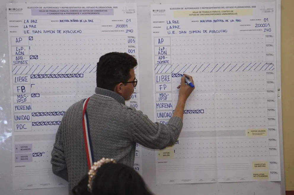 Jurados electorales realizan el conteo de votos tras haberse cerrado a las mesas en las elecciones generales del domingo 17 de agosto. Foto: APG