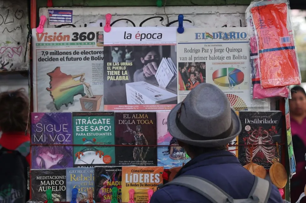 Una persona observa periódicos con los resultados de las elecciones presidenciales este lunes, en La Paz. Foto: EFE