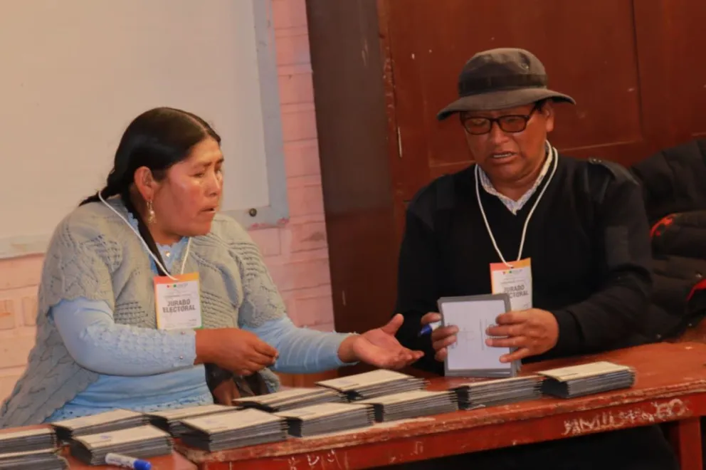 El conteo electoral en una mesa de votación, el domingo. Foto: APG