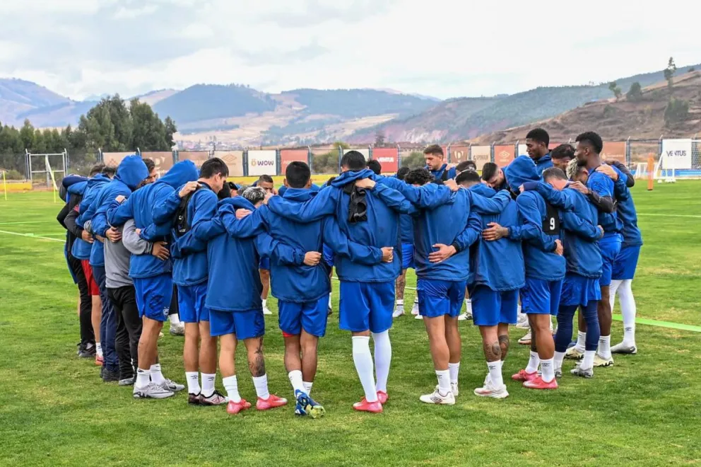 El plantel peruano previo a su entrenamiento. Foto: Club Cienciano.
