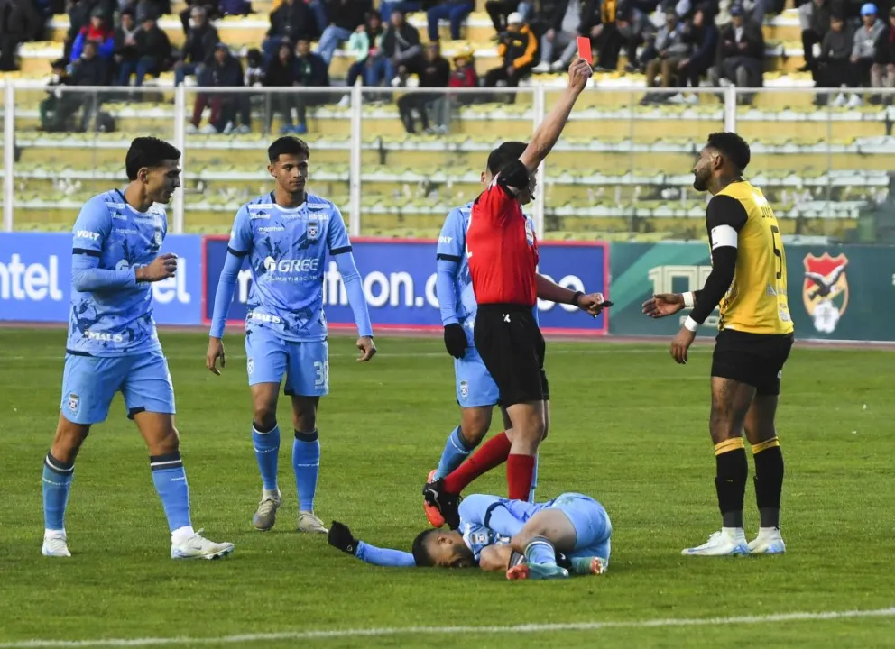 El árbitro Rodolfo Vera le muestra la roja directa a Adrián Jusino en el partido con Blooming. Foto: APG
