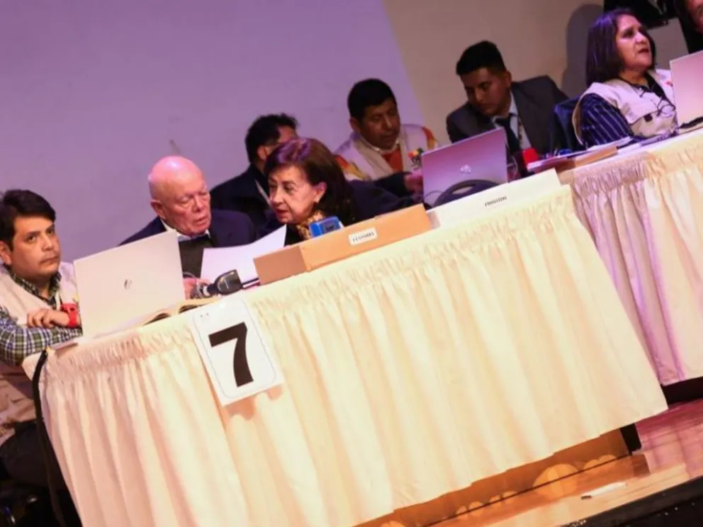 Óscar Hassenteufel, presidente en ejercicio del TSE, junto a otros funcionarios electorales, en el centro de cómputo de votos del exterior. Foto: TSE