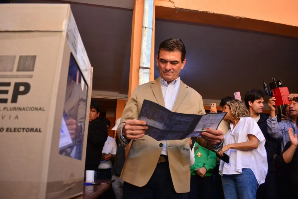 Rodrigo Paz tras votar el domingo en las elecciones. Foto: APG