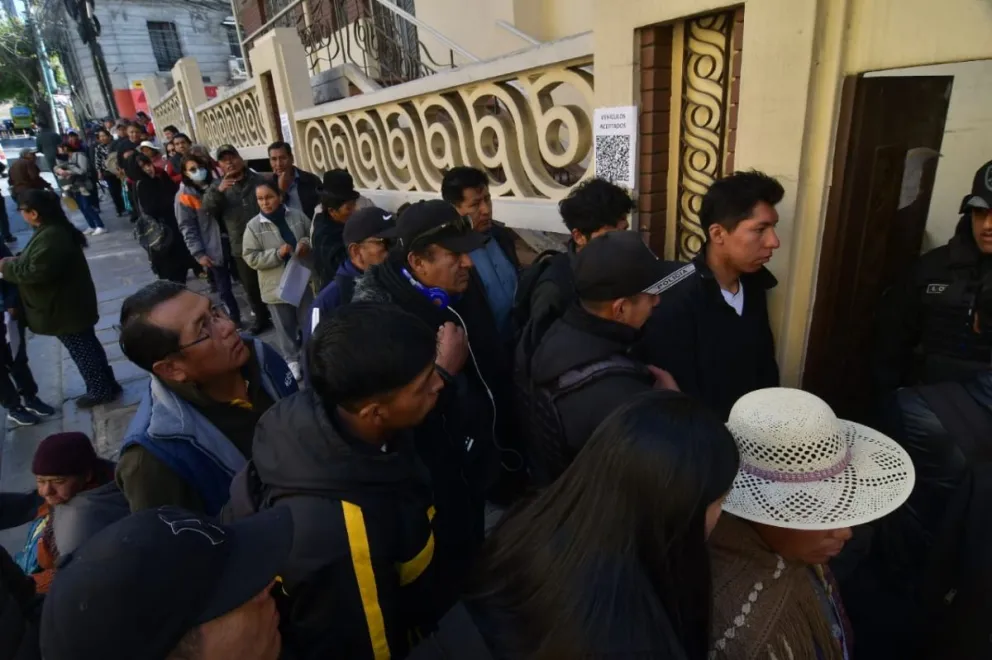 Personas hacen fila en el TED de La Paz para tramitar sus certificados. Foto: APG