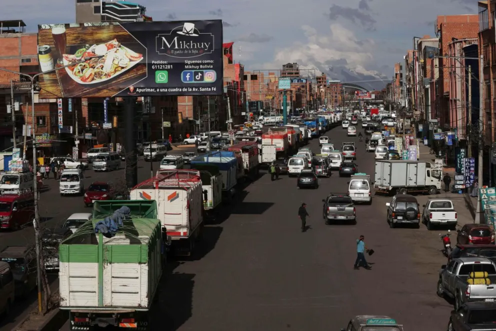 Camiones haciendo fila en una estación de servicio este lunes, en El Alto (Bolivia). Foto: EFE