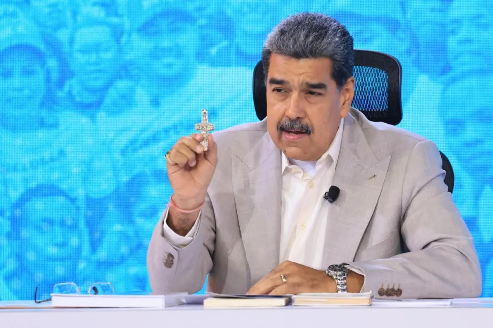 Fotografía de archivo cedida por Prensa del Palacio de Miraflores del presidente de Venezuela, Nicolás Maduro, hablando en su programa semanal de televisión "Con Maduro +" en Caracas. Foto: EFE