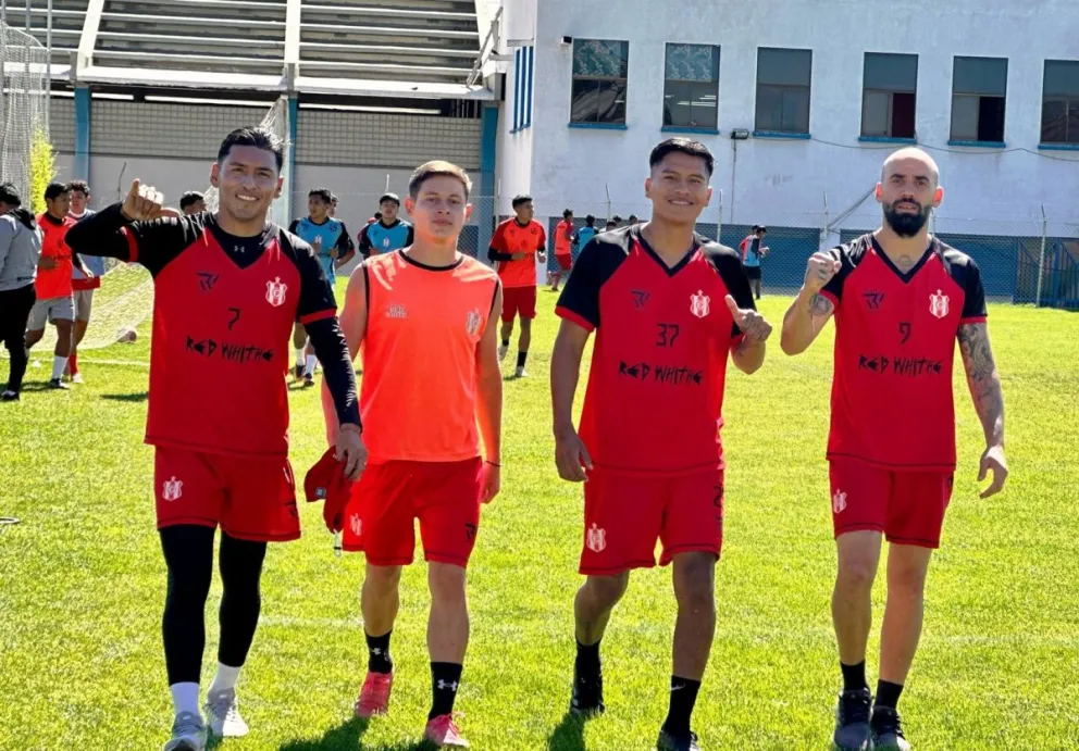 Jugadores de Independiente que esta noche reciben a Wilstermann, en Sucre. Foto: CI