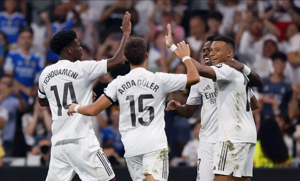 Mbappé (der.) celebra con sus compañeros el gol de la victoria al Osasuna. Foto: club Real Madrid