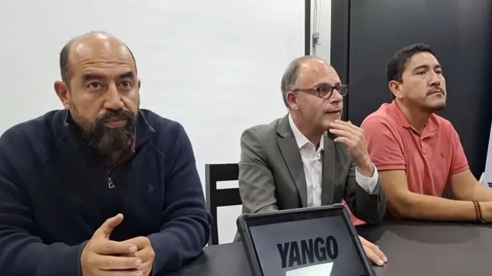 Mustafa, primero de la izquierda, junto a dos de sus directivos. Foto: OD