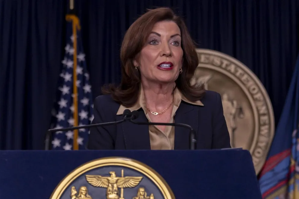 Fotografía de archivo de la gobernadora del estado de Nueva York, Kathy Hochul, quien calificó la deportación de una menor ecuatoriana de seis años como "cruel e injusta". Foto: EFE