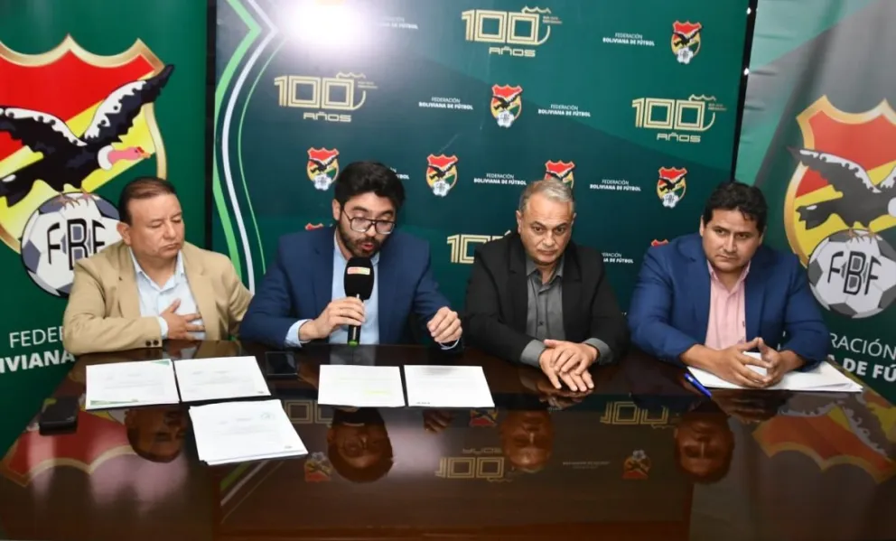 Fernando Costa (centro), presidente de la FBF, junto a Gastón Uribe, Carlos Aliaga y Klaus von Landwust. Foto: APG