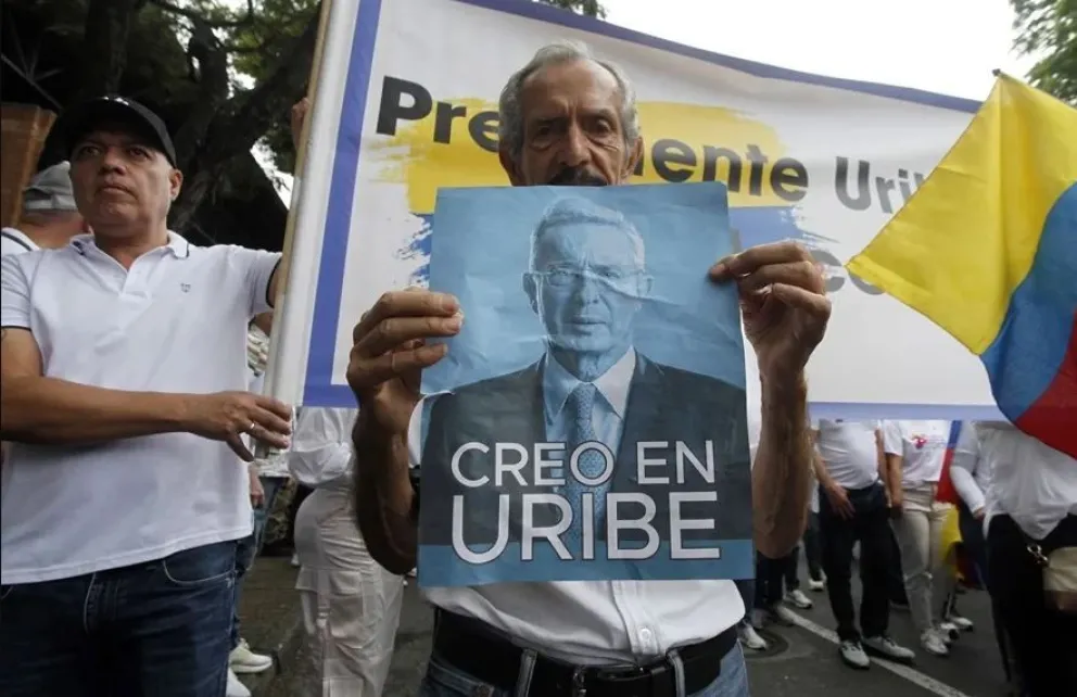 Una protesta en apoyo al expresidente Álvaro Uribe, en Medellín, el pasado 7 de agosto. Foto: EFE