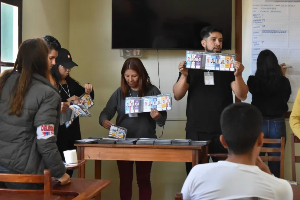 Conteo de votos en una de las mesas en las elecciones del domingo. Foto: APG
