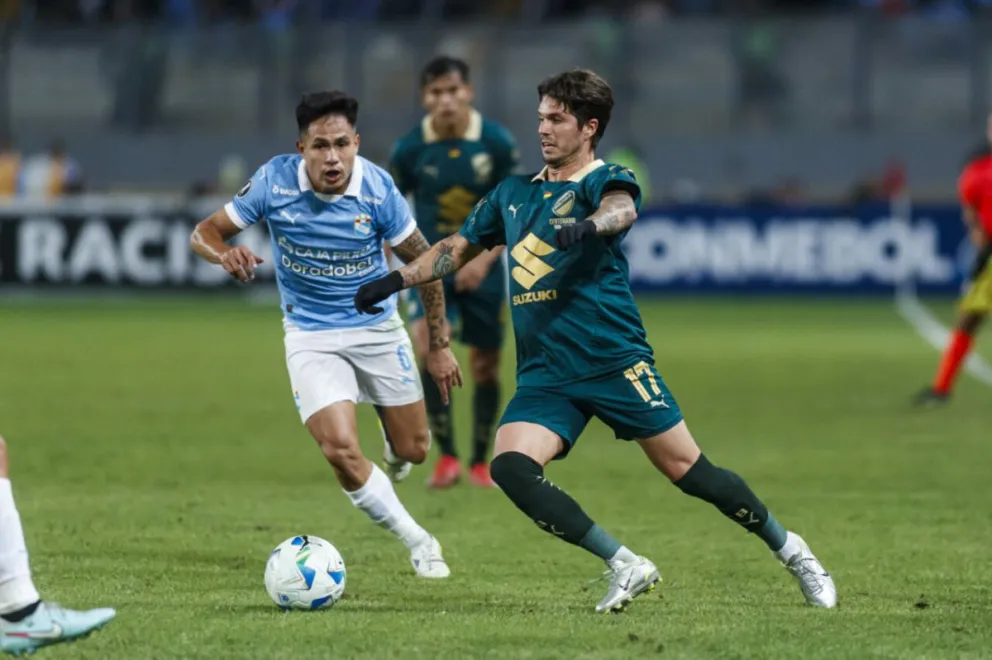 Patricio Rodríguez domina la pelota frente a un jugador del Sporting Cristal. Foto: CB
