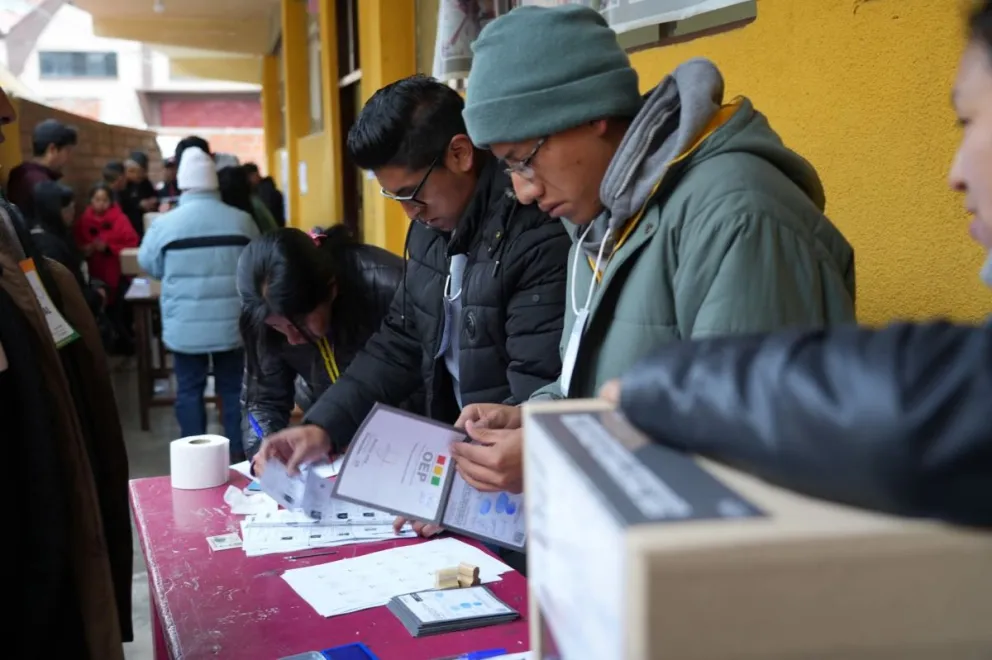 Luego de las elecciones del pasado domingo, el riesgo país bajó a 1.207 puntos. Foto: ABI