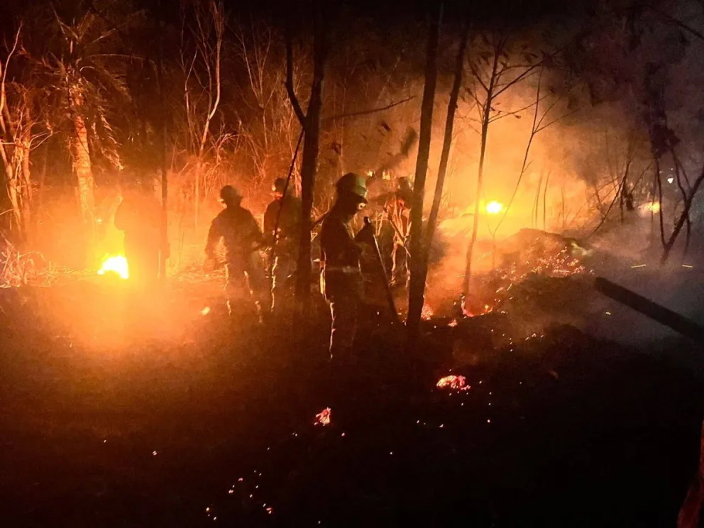 Bomberos forestales de las FFAA controlan un incendio en Puerto Quijarro. Foto: Viceministerio de Defensa Civil