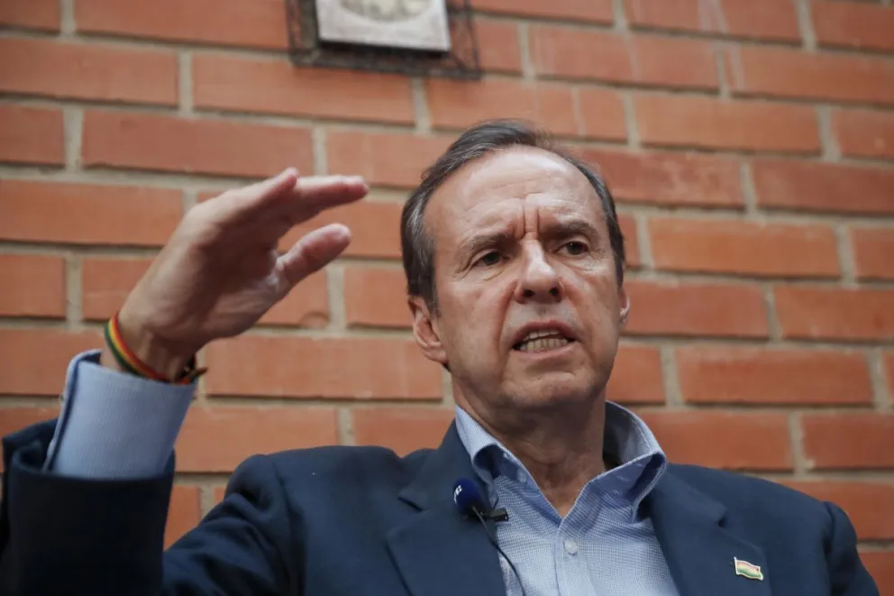 El expresidente y candidato a la presidencia de Bolivia, Jorge Tuto Quiroga, habla durante una entrevista con EFE este martes, en La Paz (Bolivia). Foto: EFE